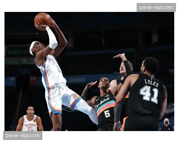 24秒违例前战术博弈:马刺连续三次传导球未能获得出手机会 24秒违例前战术博弈:马刺连续三次传导球未能获得出手机会