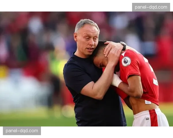 瞬间:绝平被吹,诺丁汉森林主帅库珀愤怒掷出战术板 瞬间:绝平被吹,诺丁汉森林主帅库珀愤怒掷出战术板